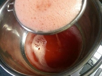 step4: 過篩取出230g西瓜汁待用