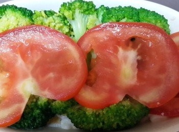 step3: 再鋪上花椰菜,番茄片