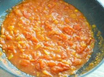 step2: 加入蕃茄和半罐水，再加入辣椒，煮沸後轉小火煮10分鐘