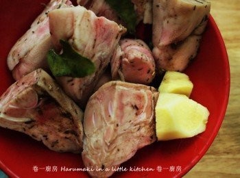 step1: 燒熱水滾熄火, 放入薑片及豬手仔氽水, 另再燒熱鍋水滚後, 放入豬手仔, 以中慢火煲20分鐘至冧. 熄火焗10分鐘後, 隔水取出放入冰水過冷河.