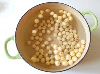 step4: 準備一個湯鍋（20~22cm大小),將蓮子及7~8分滿的水煮滾,蓋上鍋蓋用小火煮30分鐘煮軟（如使用新鮮蓮子只需要15~20分鐘即可）