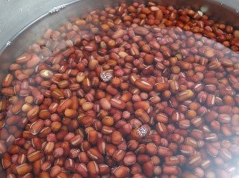 step3: 加入800ml水與 1小匙醋，放電鍋蒸約1小時(外鍋放2杯水)