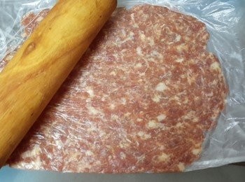 step4: 然後用擀麵棍擀開，擀平均成薄片（隨自己喜歡的厚度）