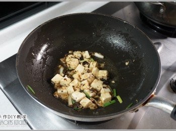 step4: 3.豆腐切成適口小丁，下鍋拌炒，然後稍微煮個一分鐘。