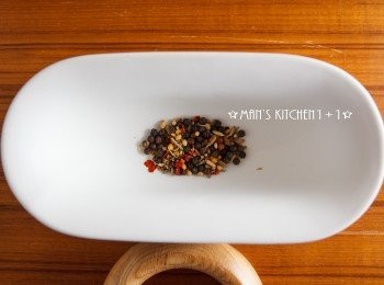 step1: 首先將綜合香料用JIA Inc.料理碾壓成細末後備用。