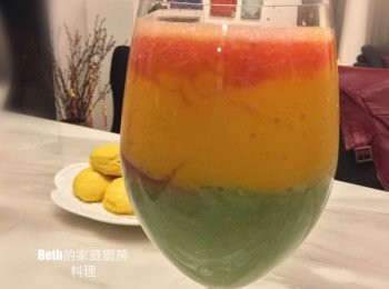 step2: 分別將水果打成果汁，不加水，但可以加冰塊，取一個玻璃杯，依序加入芭樂石蓮花汁、芒果汁、西瓜汁即可，比重大的要在最下層