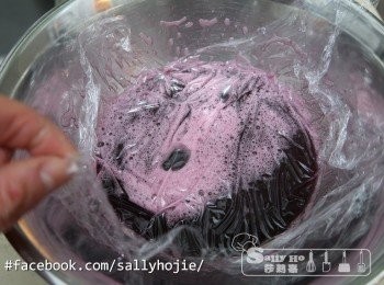 step4: 用保鮮紙蓋上，再撕起，帶走泡。