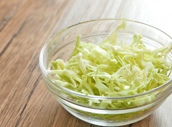 step1: 把青椰菜切絲。