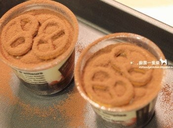 step8: 最後撒上一層無糖可可粉，再擺上草莓裝飾即可。