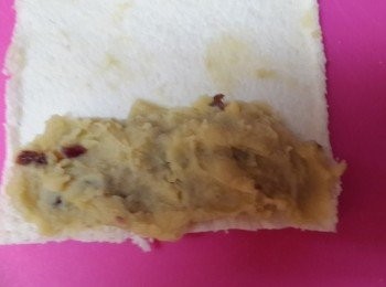 step3: 吐司去邊壓成扁狀~放入適量的番薯泥捲起