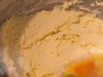 step4: 轉用膠刮(或大木匙)，分 3 次加入第一步驟中已篩好之粉類，每加一次粉類材料就用打圈之方式攪拌乾粉消失即可