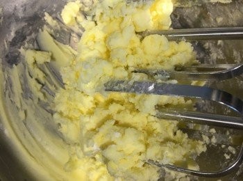 step2: 用打蛋器攪在一起