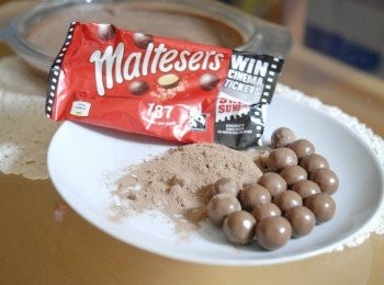 step4: 預備麥提莎巧克力及可可粉，也可用椰絲