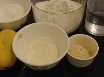 step1: 準備材料,熟粉是用糯米粉用白鑊加熱炒出來,當炒到聞到粉味即成。