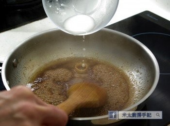 step6: 把1茶匙粟粉(玉米粉)和1湯匙水混合，加入醃料中煮滾。