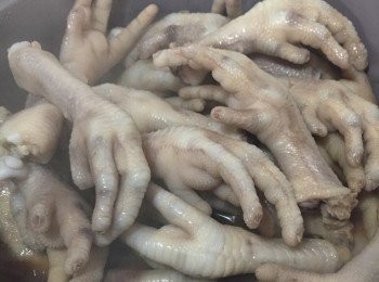 step2: 做法
<a href="https://bit.ly/3kLFTWO" target="_blank" data-keyword="雞腳" class="guide-link"><strong>雞腳</strong></a> <span style="display:inline-block;vertical-align:middle;margin-top:-3px;color:initial;border-radius:3px;padding:2px 3px;font-size:12px;line-height:14px;background:#87d300;color:#fff;">即買</span> 和<span class="group_2">調味</span>煮滾後，大火煮10分鐘