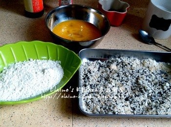 step10: 餘下兩隻雞蛋打成蛋液 , 黑芝麻與麵包糠拌勻