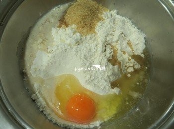 step2: 所有材料到入鋼盆拌勻