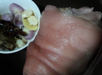 step1: 先用半煲水落薑蔥酒，煮15分鐘撈起，用水沖去血水備用。