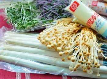 step3: 備料: 有機白蘆筍、滿天星菇、綜合小豆苗菜