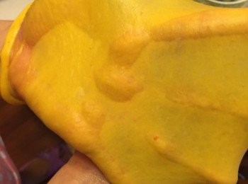 step3: 切一小塊麵團接到一塊又薄又透的手套膜即可。薄膜中的洞穿得黎個邊要係完整，而唔係据齒狀。