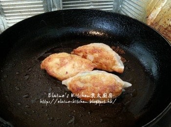step11: 另一面燒紅鑊 , 將餃子放入鑊中用慢火慢慢煎至每面金黃色