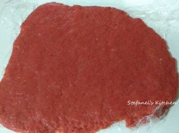 step3: 用麵粉棍在上面,向上下左右輕壓至麵糰約半厘米厚, 入雪柜半小時