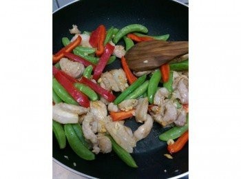 step3: 肉炒熟之後，蔬菜倒進去炒勻