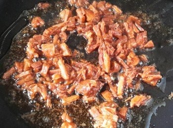 step2: 熱鍋下少許油，先炒香五香肉丁，壓碎肉粒