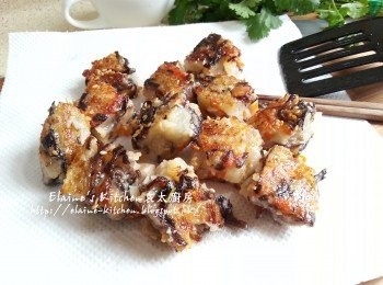 step13: 蘿蔔糕粒亦放入鑊中煎至每面金黃色 , 盛起放在廚紙吸取油份