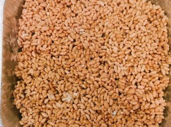 step3: 方型模先塗上牛油，再把混合好的朱古力脆脆倒進，然後弄平。