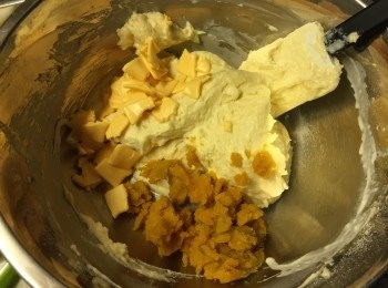 step6: 加入南瓜茸和撕碎的芝士片, 攪勻