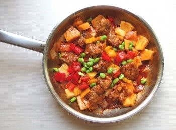 step9: 糖醋醬汁煮至濃稠狀時,加入鳳梨片及彩椒片和毛豆稍加翻炒,最後加入炸好的排骨肉裹上糖醋醬汁,撒上少許的白芝麻粒即可熄火。