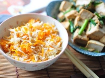 step10: 香甜的米飯，吸收了紅蘿蔔及吻仔魚的營養素，顏色不但美麗引人食慾，吃了更健康~