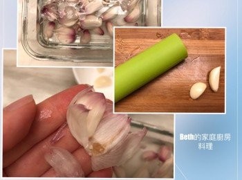 step1: 蒜球撥開成蒜粒後，泡在60度左右的溫水半小時，就可以輕鬆的去除蒜皮。
若有像水管一樣的撥蒜器，將蒜粒放進裡面，滾動幾下，就可以讓玉手不會沾滿蒜頭的味道。
或是放在裝有溫水的玻璃罐用力搖晃也可以幫助蒜皮剝落。