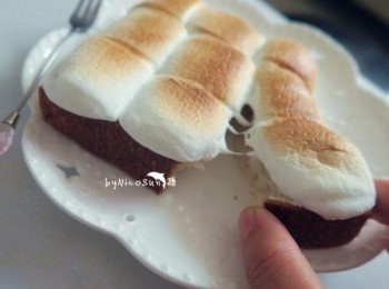 step5: 烤過的棉花糖.軟綿綿.配著花生醬超好吃低