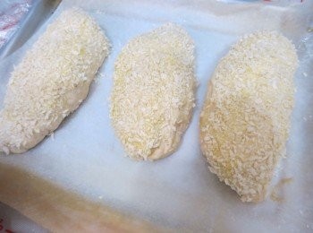 step3: 炸包： 燒熱油，下一點麵包糠試溫，一下即浮起就可以下包了，下包轉中小火，兩面炸至金黃即可
烤包： 焗爐預熱180度，把麵包入爐烤15－18分鐘至表面金黃即可