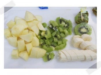step4: 蘋果..剩下的奇異果和香蕉都切一切~~