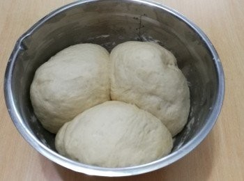 step5: 將初次發酵好的麵團分成 3 個小麵團，揉成球狀，迫出空氣，蓋上保鮮紙，再次發酵 30 分鐘。