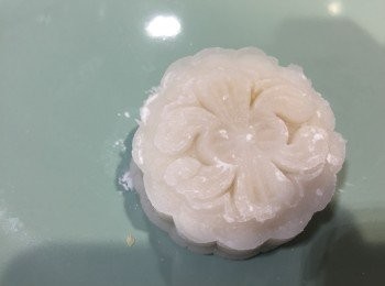 step9: 每個壓出來的月餅大概50克