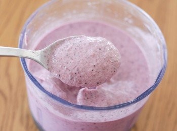 step2: 攪拌至幼滑，如太濃稠，可加點果汁