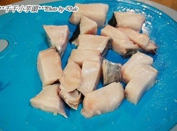 step2: 將澎湖土魠魚切塊