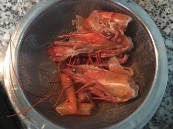 step6: 蝦高湯濾出備用。