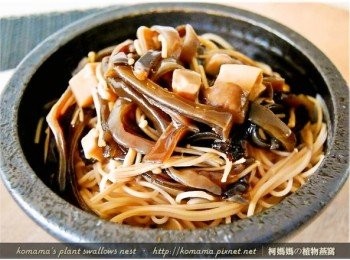 step4: 依照個人喜好，將黑木耳菇菇醬覆蓋在雞絲麵上，口味偏重的朋友，可再淋上些許調味料。