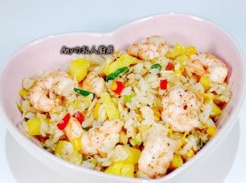 step6: 酸酸甜甜的鳳梨經過翻炒之後,加上蝦仁Q彈的口感,讓人很開胃喔~