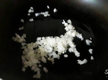 step3: 加入洋蔥碎炒至香味出來
