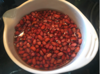 step1: 先將紅豆浸水，最好浸過夜等佢淋身d!