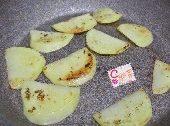 step4: 肉眼一面將煎4分鐘就反轉另一面煎3分鐘, 同一時間可以將薯仔落同一個煎PAN煎至金黃色