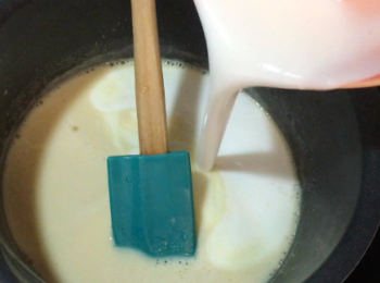 step8: 熄火加入（上1），最後加入椰汁攪勻。