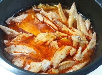 step4: 蓋上電飯煲蓋，按「烹煮」後，約15分鐘後攪拌一下雞尖，再關上蓋子。